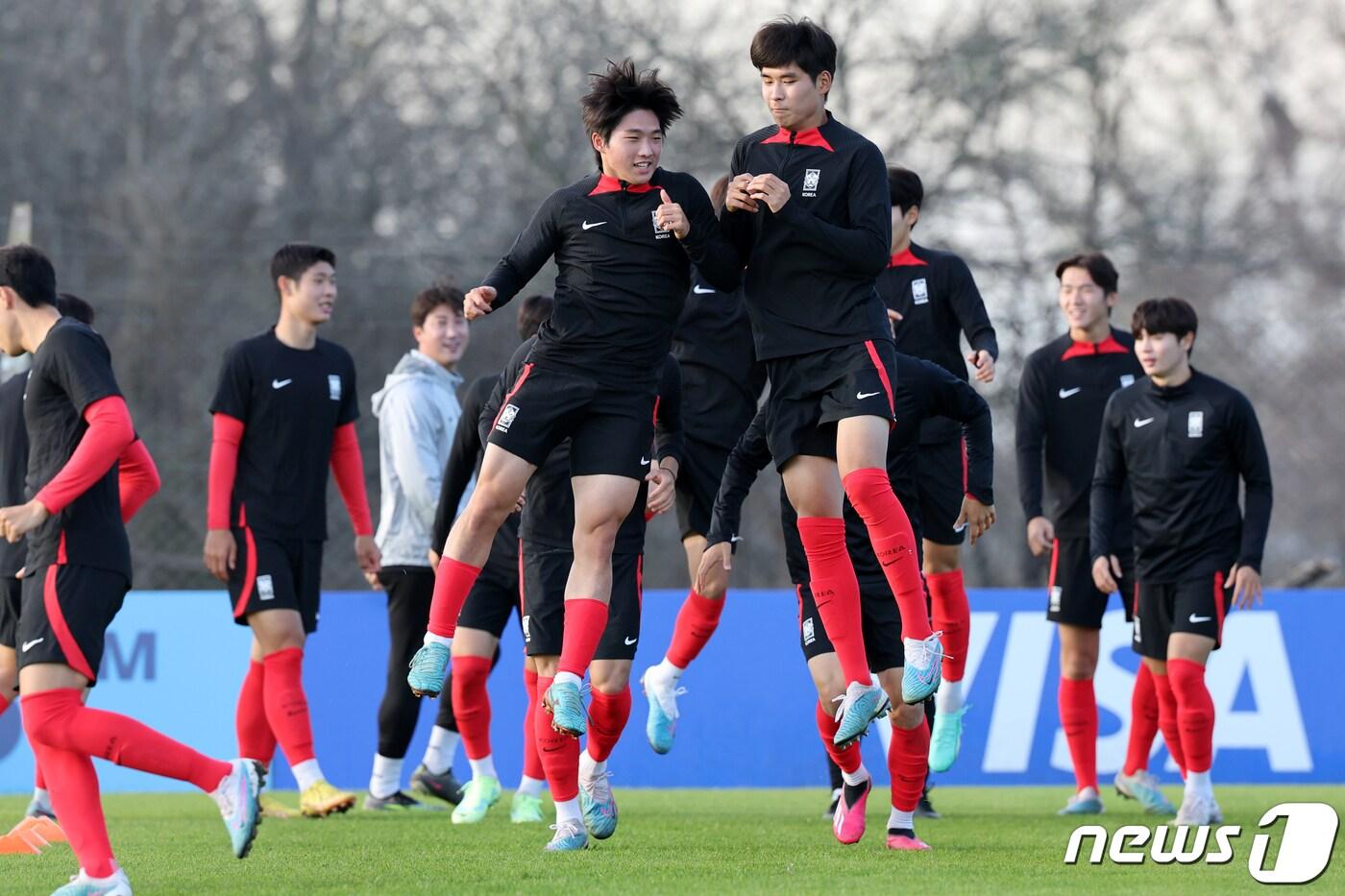 김은중 감독이 이끄는 한국 20세 이하(U-20) 월드컵 축구대표팀이 7일(현지시간) 아르헨티나 에스탄시아 치카 훈련장에서 훈련에 앞서 몸을 풀고 있다. 2023.6.8/뉴스1 ⓒ News1 이승배 기자