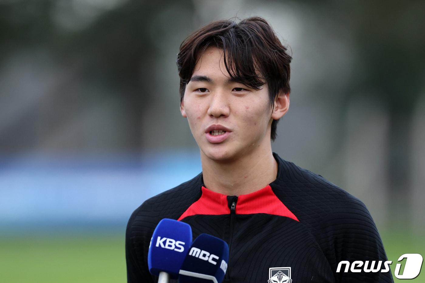 본문 이미지 - 한국 20세 이하(U-20) 월드컵 축구대표팀 김지수가 7일(현지시간) 아르헨티나 에스탄시아 치카 훈련장에서 훈련을 마치고 취재진과 인터뷰하고 있다. 2023.6.8/뉴스1 ⓒ News1 이승배 기자
