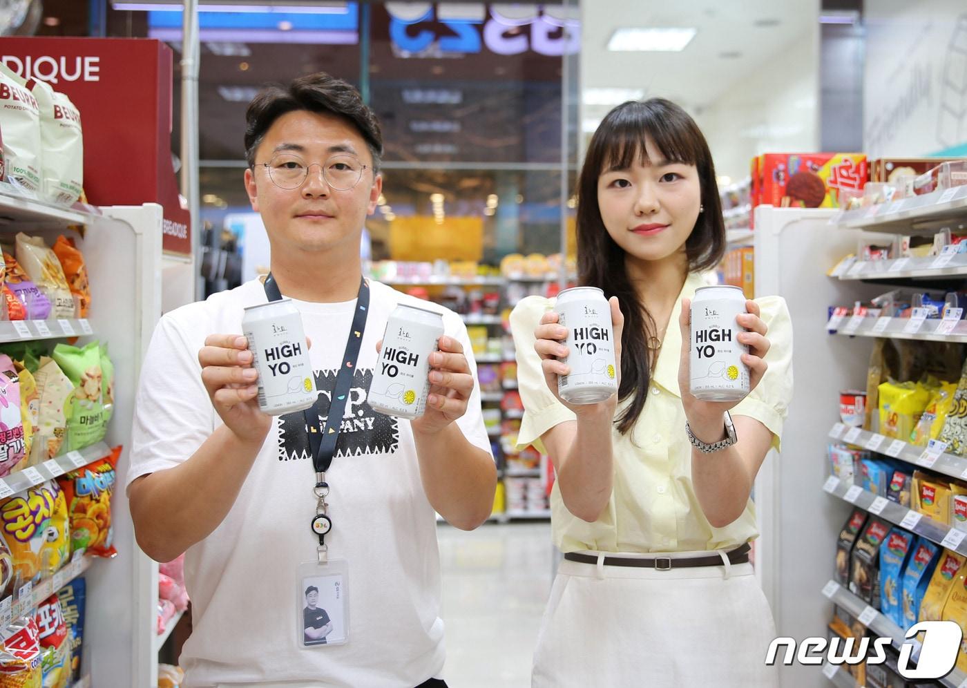 본문 이미지 - GS25와 화요 담당자가 함께 '하이요 버블리'를 선보이고 있다.(GS리테일 제공)