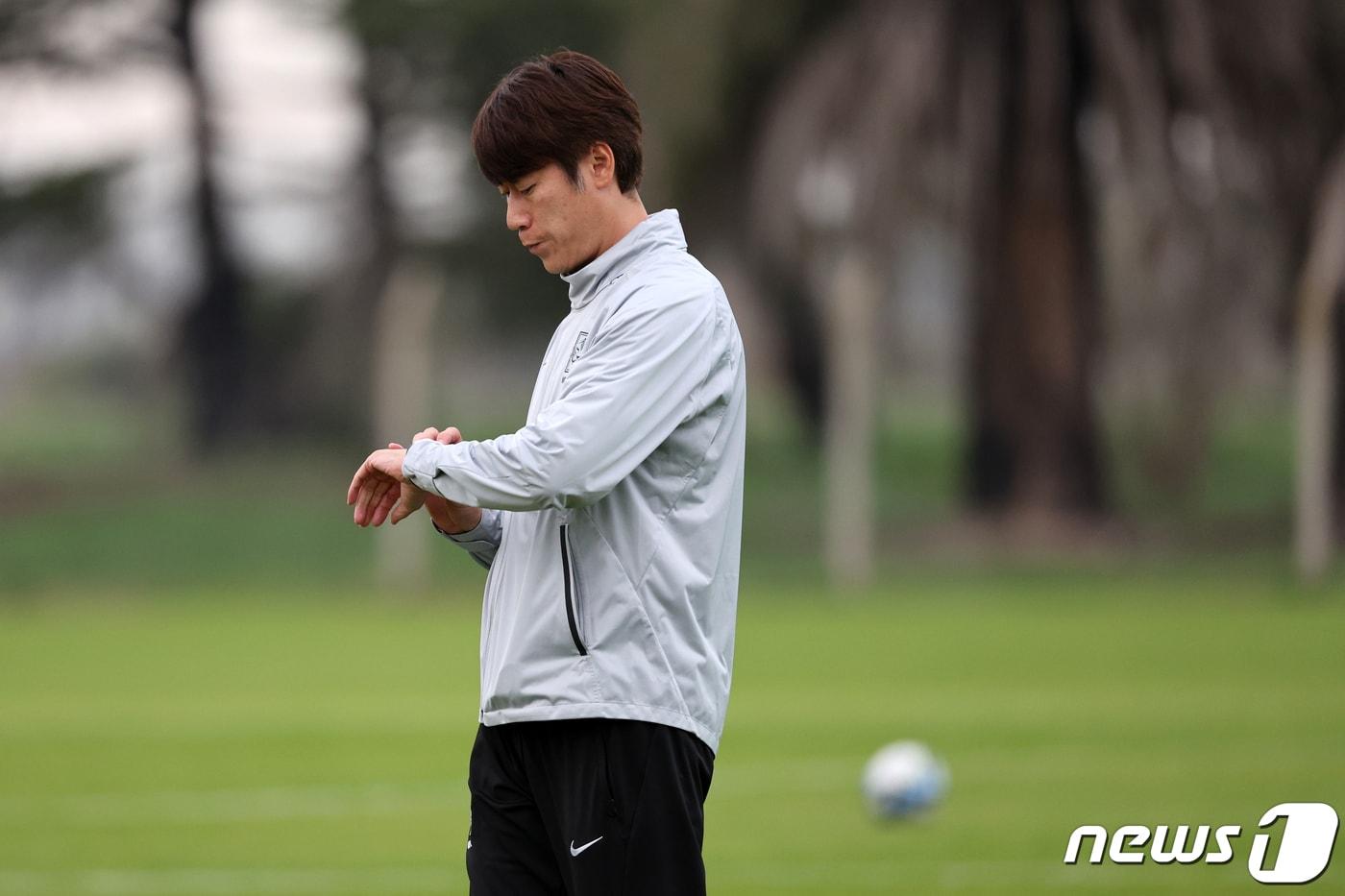 본문 이미지 - 김은중 한국 20세 이하(U-20) 월드컵 축구대표팀 감독이 7일(현지시간) 아르헨티나 에스탄시아 치카 훈련장에서 시간을 확인하고 있다. 2023.6.8/뉴스1 ⓒ News1 이승배 기자