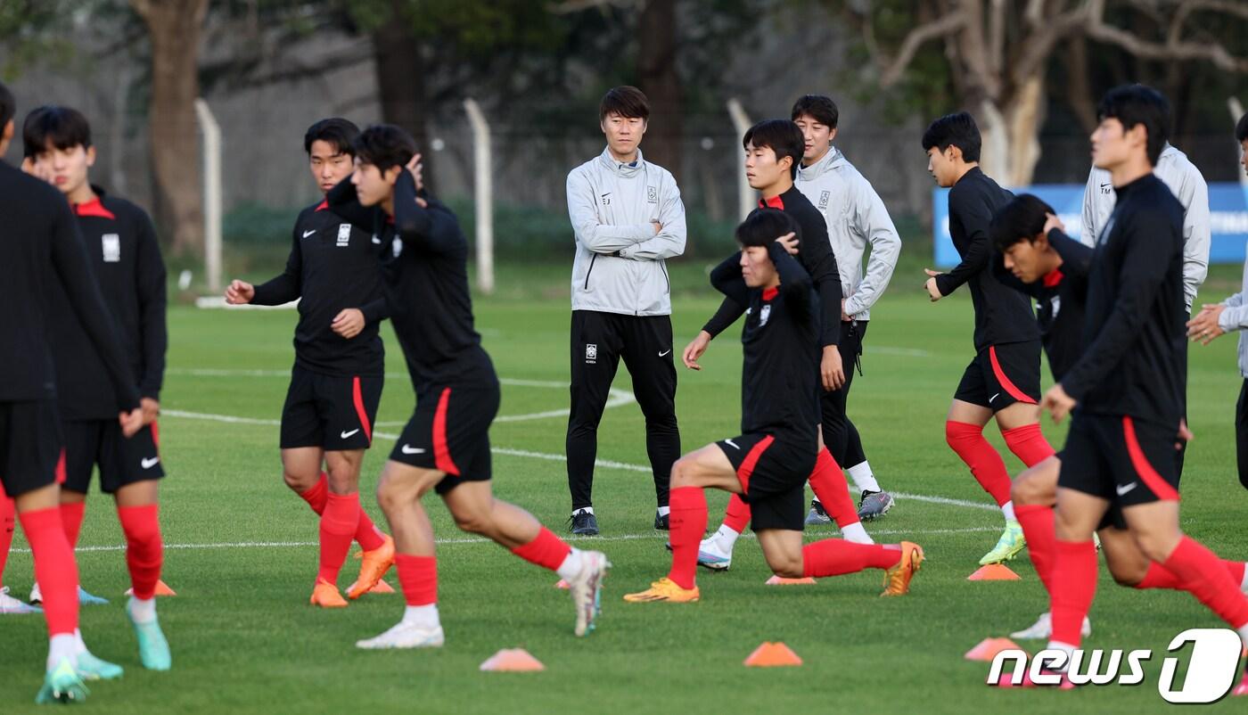 김은중 한국 20세 이하(U-20) 월드컵 축구대표팀 감독이 7일(현지시간) 아르헨티나 에스탄시아 치카 훈련장에서 훈련을 지켜보고 있다. 2023.6.8/뉴스1 ⓒ News1 이승배 기자
