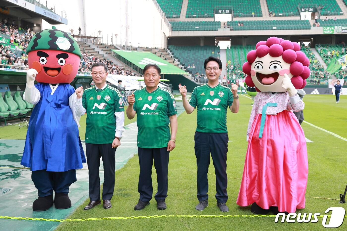 전북 고창군이 7일 오후 전주월드컵경기장에서 펼쳐진 K리그 18라운드 경기 전북현대와 대구FC의 홈경기에서 전북현대 모터스 축구단(대표 허병길)과 함께 ‘고창군의 날’행사를 성황리에 개최했다. 왼쪽부터 허병길 대표, 임종호 군의장, 심덕섭 군수(고창군 제공)2023.6.8/뉴스1 