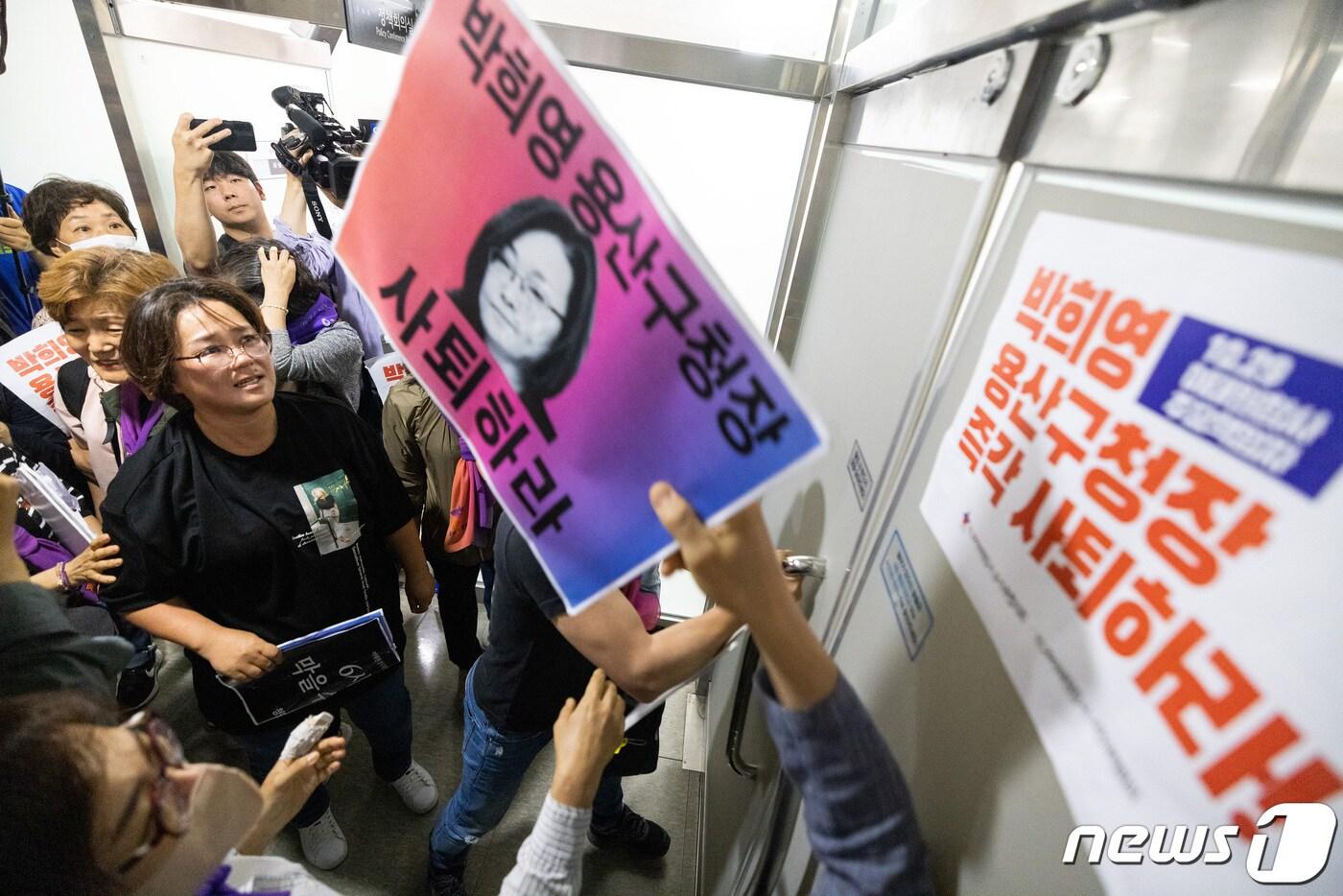 이태원참사 유가족들이 8일 오전 서울 용산구청에서 전날 보석으로 석방된 박희영 용산구청장의 출근을 막으려 구청장실에 진입하려 했으나 잠긴 문에 가로막혀 있다. 2023.6.8/뉴스1 ⓒ News1 이재명 기자