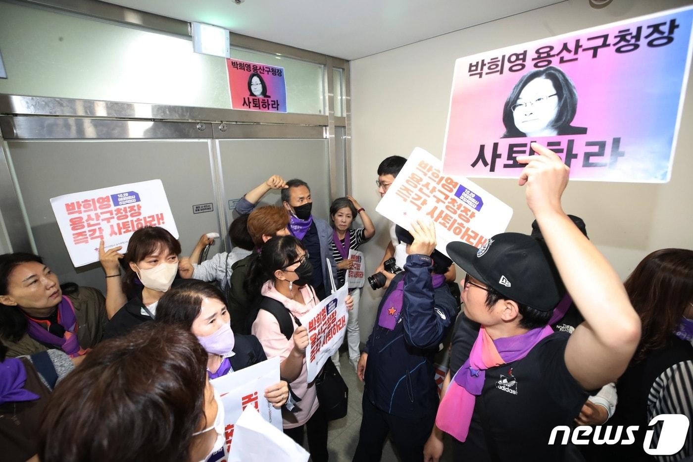본문 이미지 - 10·29 참사 유가족들이 8일 오전 서울 용산구청에서 전날 보석으로 석방된 박희영 용산구청장의 출근을 막으려 구청장실에 진입하려 했으나 잠긴 문에 가로막혀 있다. (공동취재) 2023.6.8/뉴스1 ⓒ News1 이재명 기자