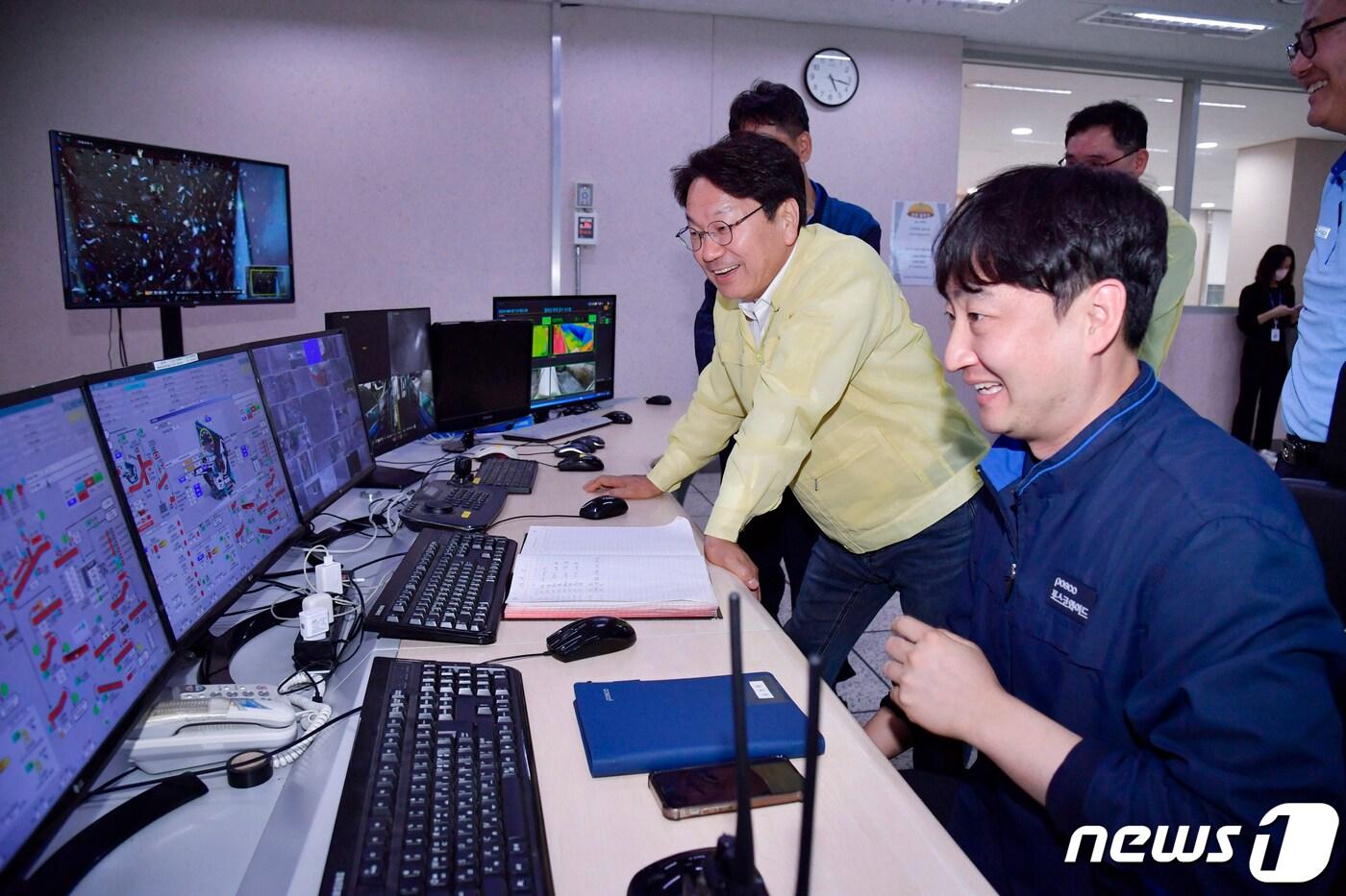 강기정 광주시장이 지난 지난 2023년 6월 7일 오후 남구 광역위생매립장에서 열린 정책소풍에 참석해 가연성폐기물&#40;SRF&#41; 연료화시설 중앙 감시 제어실을 찾아 운영현황을 점검하고 있다. &#40;광주시 제공&#41;2023.6.8/뉴스1 ⓒ News1 