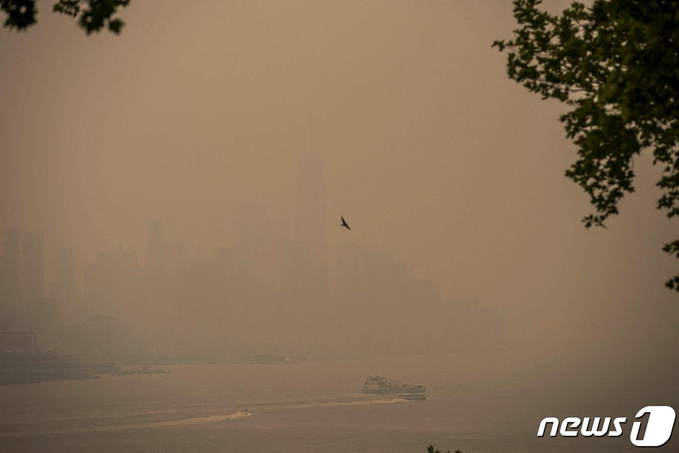 7일 (현지시간) 캐나다에서 발생한 산불의 영향으로 연기로 덮여 뿌연 뉴욕 빌딩과 허드슨 강의 보트가 보인다. 2023.6.8 ⓒ AFP=뉴스1 ⓒ News1 우동명 기자