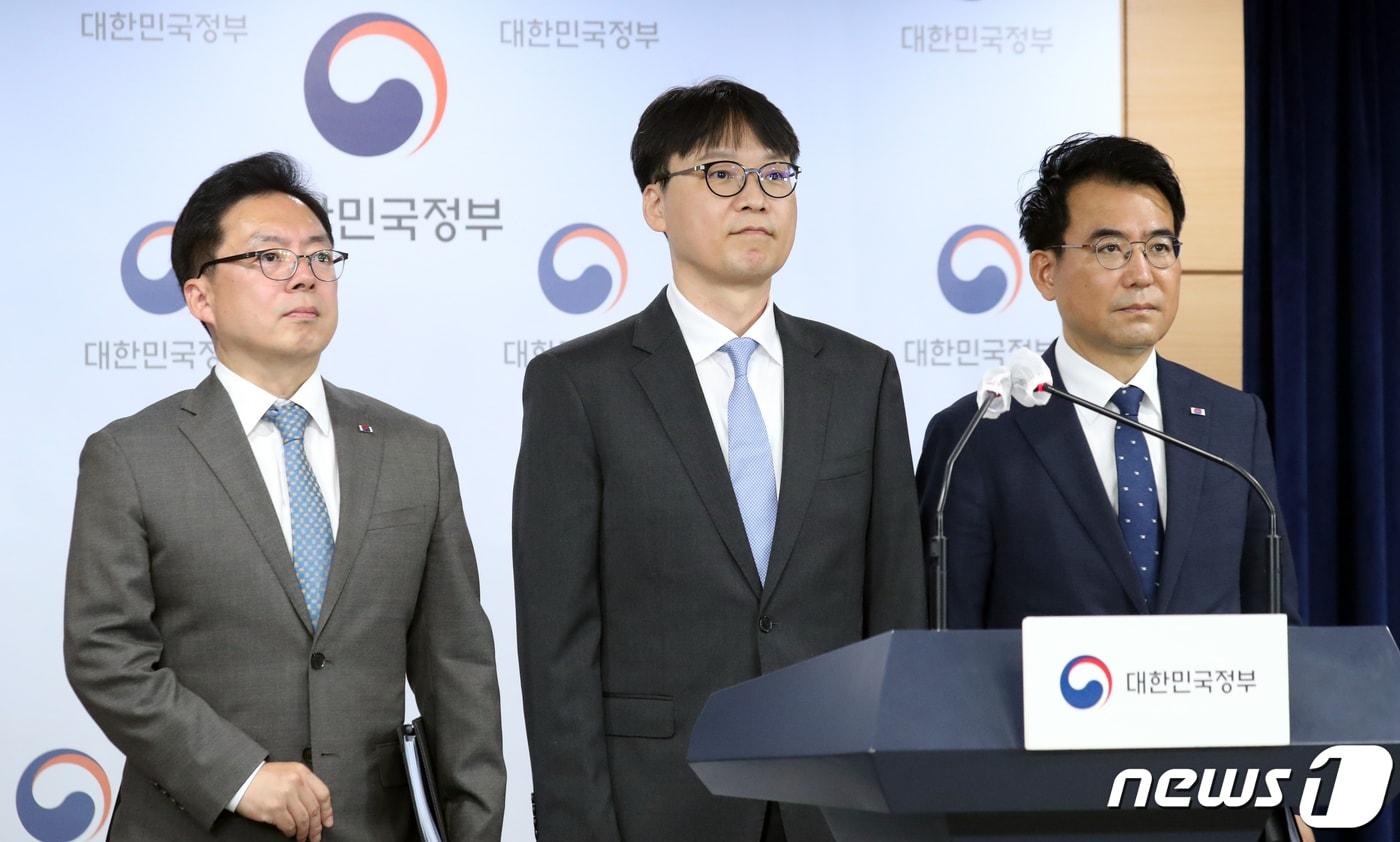 본문 이미지 - 윤승영 경찰청 수사국장(왼쪽부터), 황병주 대검찰청 형사부장, 남정우 국토교통부 토지정책관이 8일 오전 서울 종로구 세종대로 정부서울청사에서 전세사기 특별단속 및 기획 조사 결과 발표를 하고 있다. 2023.6.8/뉴스1 ⓒ News1 김명섭 기자