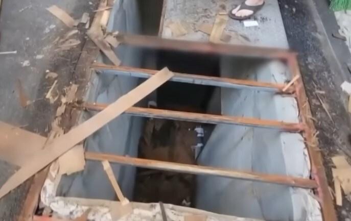 본문 이미지 - 다세대주택에서 쓰레기 분리배출을 하러 나온 60세 여성이 바닥 환기구로 추락했다. 사고 당시 환기구에는 검정 고무 매트가 덮여 있어 여성은 구멍을 인지하지 못했다. (JTBC)