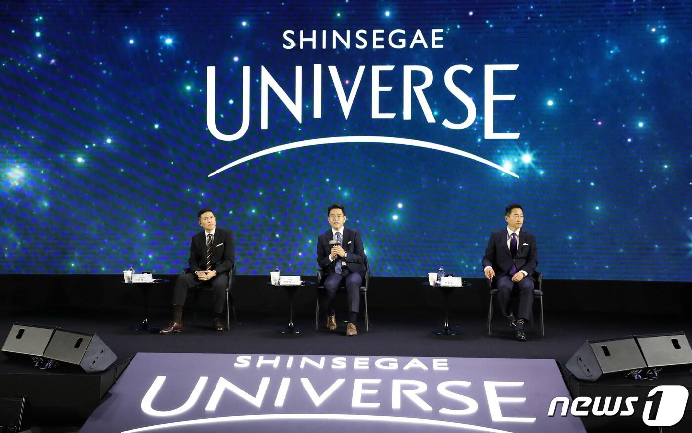 강희석(가운데) 이마트 대표·SSG닷컴 공동 대표가 8일 서울 강남구 삼성동 코엑스에서 열린 '신세계 유니버스 페스티벌'에서 취재진의 질의에 답하고 있다. 왼쪽부터 이인영 SSG닷컴 공동대표, 강 대표, 전항일 지마켓 대표. 2023.6.8/뉴스1 ⓒ News1 김성진 기자