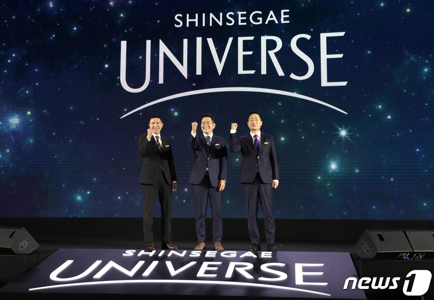 이인영 SSG닷컴 공동대표(왼쪽부터), 강희석 이마트 대표·SSG닷컴 공동 대표, 전항일 지마켓 대표가 '신세계 유니버스 페스티벌'에서 기념촬영을 하고 있다. SSG닷컴과 G마켓, 이마트, 신세계백화점·면세점, 스타벅스 등 6개 계열사가 참여하는 신세계 유니버스 클럽의 혜택은 가입과 동시에 가입비에 상응하는 캐시 제공, 온오프라인 5% 할인 등으로 요약된다. 2023.6.8/뉴스1 ⓒ News1 김성진 기자