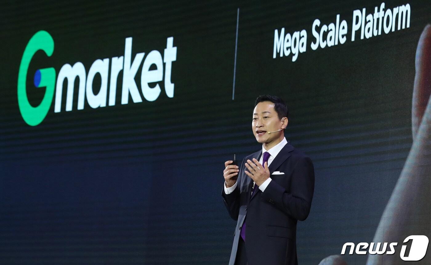 전항일 지마켓 대표이사가 8일 서울 강남구 삼성동 코엑스에서 열린 '신세계 유니버스 페스티벌'에서 사업 전략 발표를 하고 있다. SSG닷컴과 G마켓, 이마트, 신세계백화점·면세점, 스타벅스 등 6개 계열사가 참여하는 신세계 유니버스 클럽의 혜택은 가입과 동시에 가입비에 상응하는 캐시 제공, 온오프라인 5% 할인 등으로 요약된다. 2023.6.8/뉴스1 ⓒ News1 김성진 기자