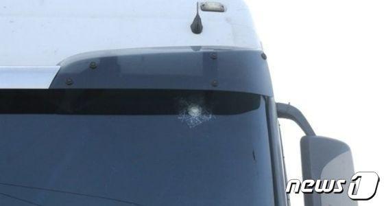 본문 이미지 - 지난해 11월 민주노총 화물연대 간부가 새총으로 쏜 쇠구슬에 화물차 앞유리가 파손된 모습.&#40;부산경찰청 제공&#41;