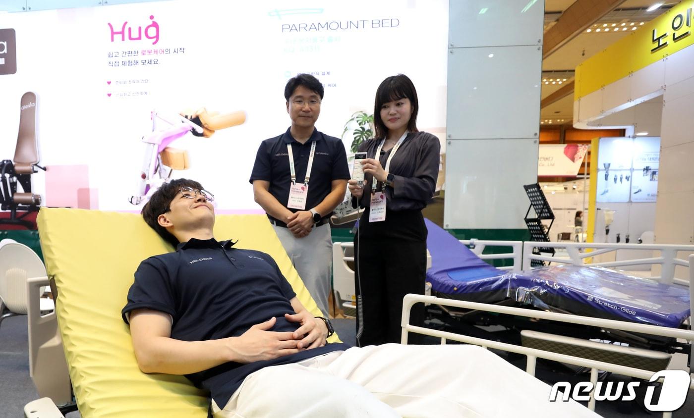 8일 서울 강남구 삼성동 코엑스에서 열린 2023 홈케어·재활·복지 전시회(Reha·Homecare)에서 관계자가 의료용 침대 제품을 체험하고 있다. (사진은 기사 내용과 무관함) /뉴스1 ⓒ News1 김성진 기자