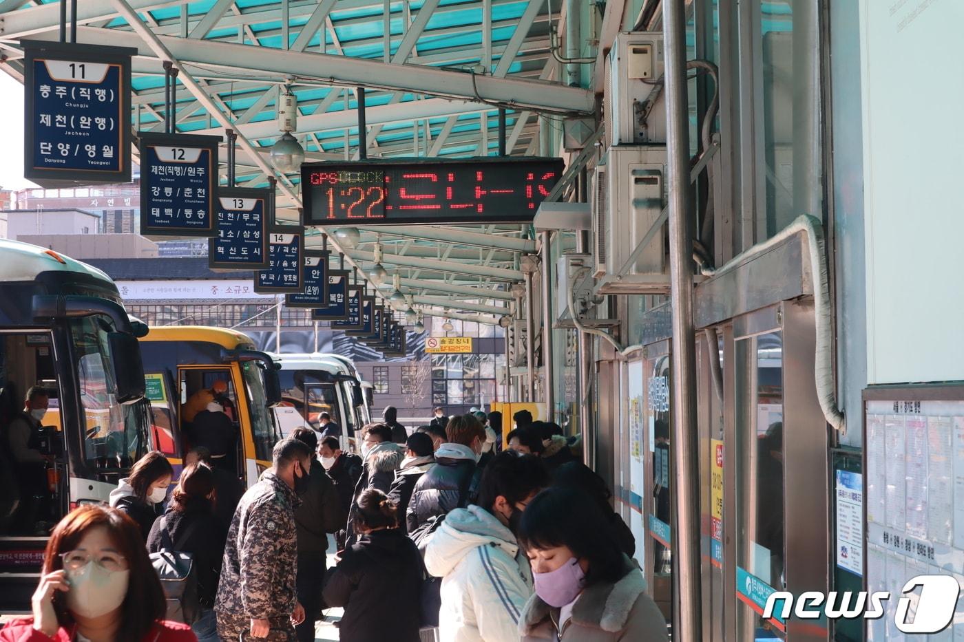 본문 이미지 - 충북 청주시 시외버스터미널의 운영권이 외지 펀드사로 넘어간 것으로 알려지면서 논란이 일고 있다. 사진은 청주시외버스터미널 승차장.(사진은 기사 내용과 무관함) / 뉴스1 ⓒ News1