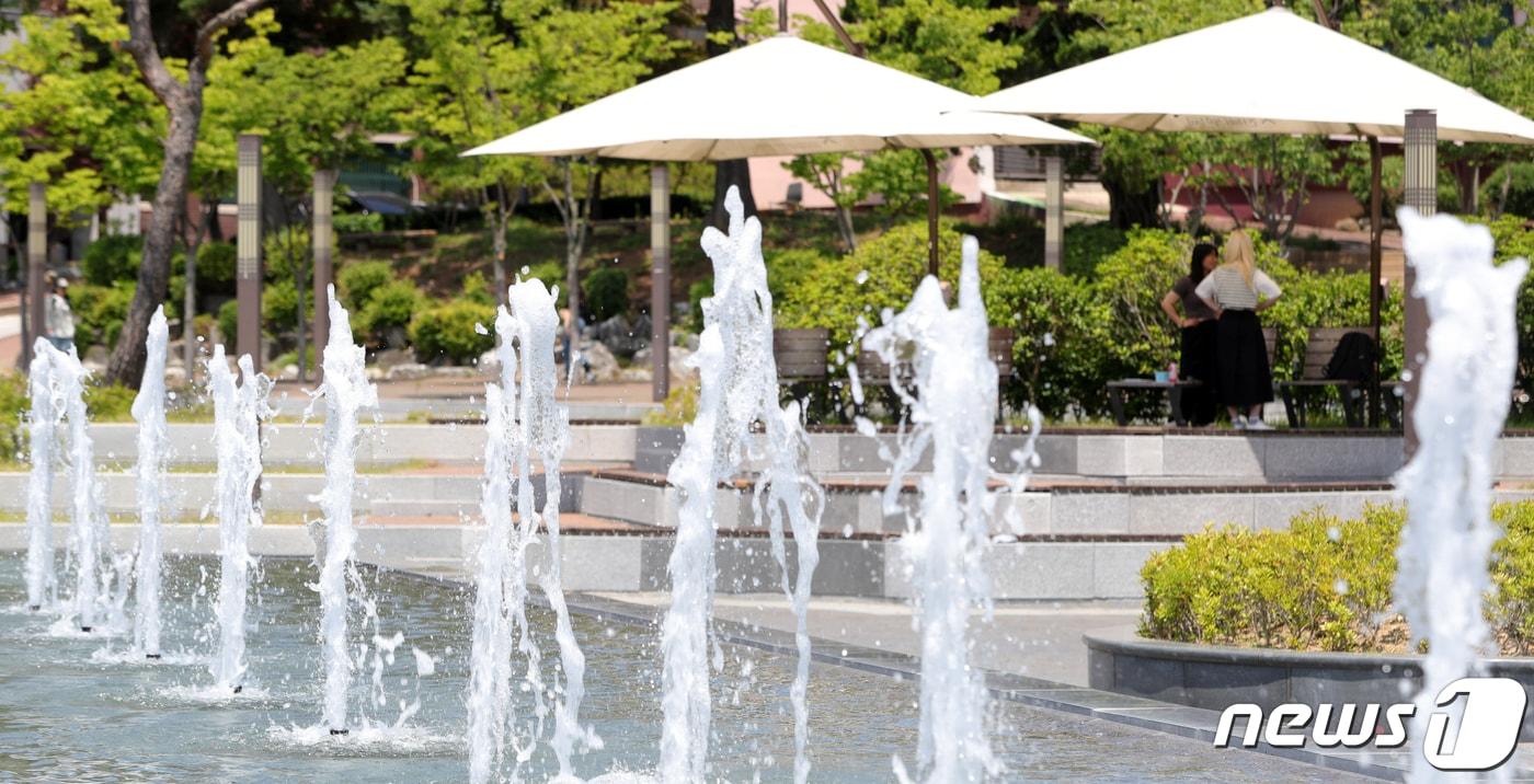 본문 이미지 - 초여름 날씨를 보인 8일 전북 전주시 전북대학교 문회루 분수에서 시원한 물줄기가 뿜어져 나오고 있다. 2023.6.8 ⓒ 뉴스1 유경석 기자