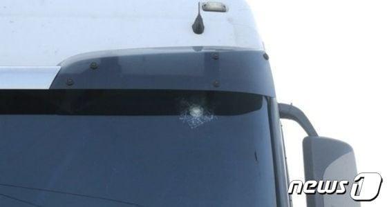 본문 이미지 - 화물연대 파업 기간인 지난해 11월26일 부산 강서구 부산신항 인근에서 화물연대 조합원들의 쇠총 발사로 깨진 비조합원 화물차의 앞유리.&#40;부산경찰청 제공&#41;