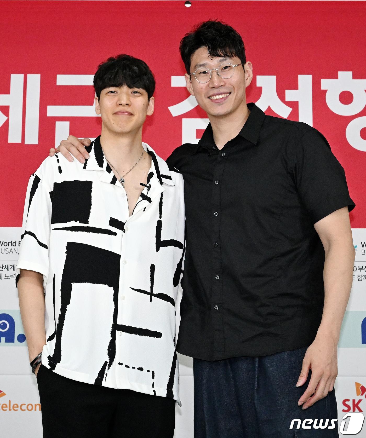 본문 이미지 - 서울 SK 나이츠의 김선형과 오세근(오른쪽)이 8일 오후 서울 강남구 KBL센터에서 열린 기자회견에 참석해 포즈를 취하고 있다. 2023.6.8/뉴스1 ⓒ News1 김진환 기자