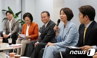 본문 이미지 - 이영 중소벤처기업부 장관이 8일 오후 서울 마포구 공유오피스 프론트원에서 열린 복수의결권 안착을 위한 벤처기업계 민당정 현장간담회에서 모두발언을 하고 있다. 2023.6.8/뉴스1 ⓒ News1 박세연 기자