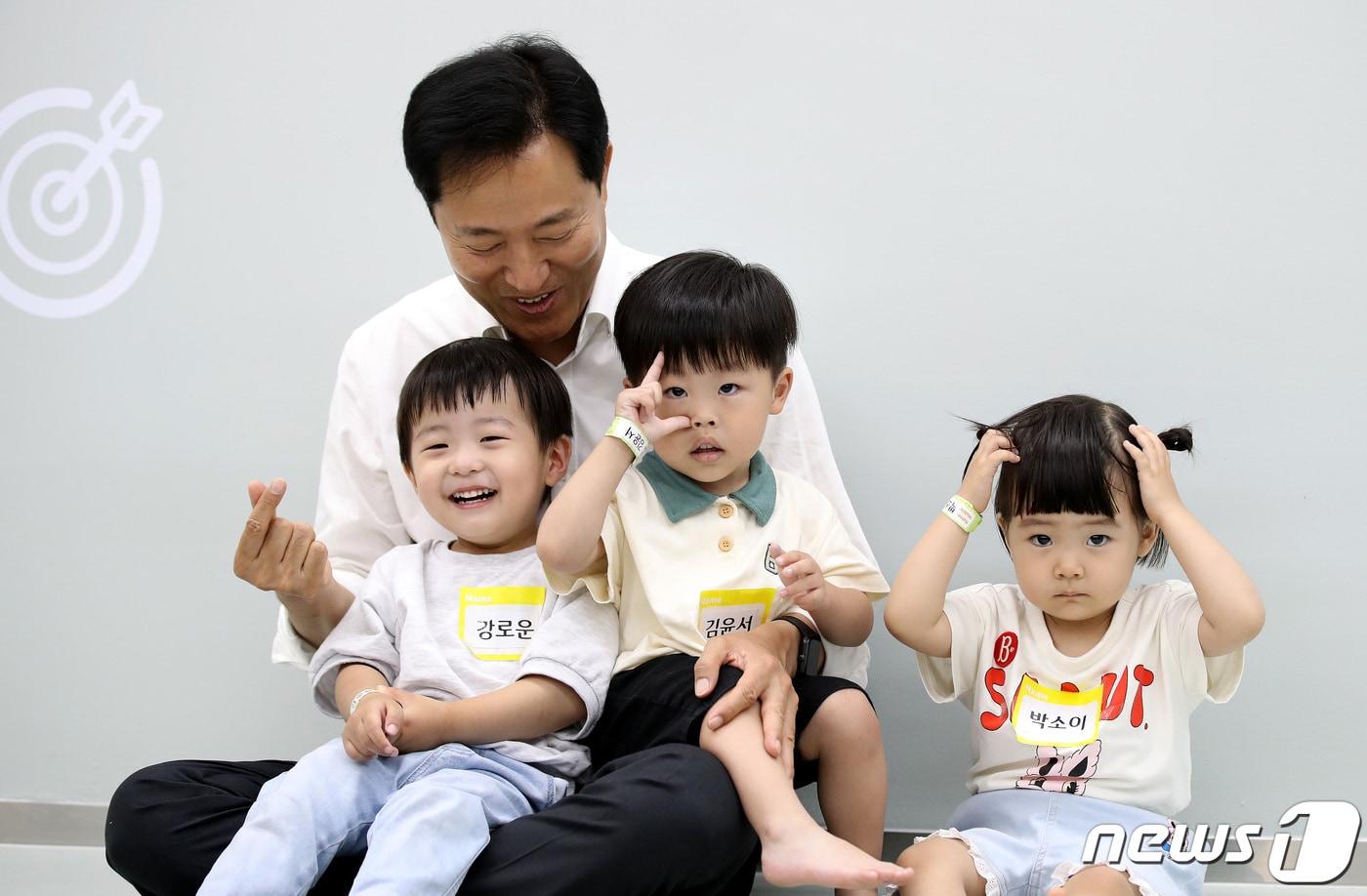 본문 이미지 - 오세훈 서울시장이 8일 오후 서울 동작구 대방동에 개소한 '서울아이발달지원센터'에서 영유아들과 기념촬영을 하고 있다. 2023.6.8/뉴스1 ⓒ News1 박지혜 기자