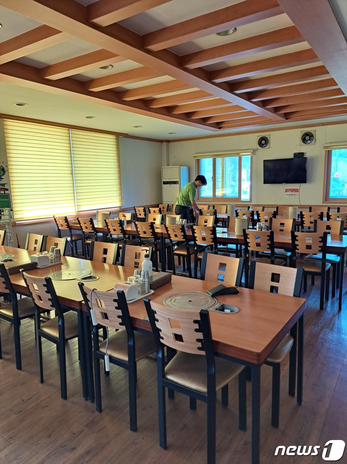 본문 이미지 - 지난해 설치된 입식테이블 (사진은 기사 내용과 무관함)  (금산군 제공)/ 뉴스1 