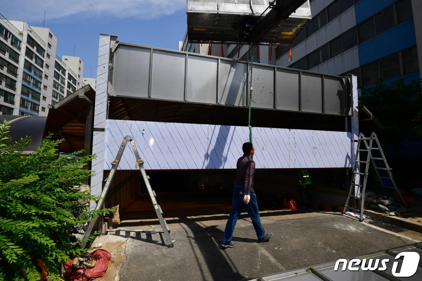 8일 오후 경북 포항시 남구 인덕동에 있는 한 아파트 지하주차장에서 폭우 등에 대비한 차수판이 설치되고 있다. 이 아파트에서는 지난해 9월 태풍 힌남노 때 냉천 범람으로 지하 주차장이 침수되면서 주민 7명이 숨졌다. 2023.6.8/뉴스1 ⓒ News1 최창호 기자