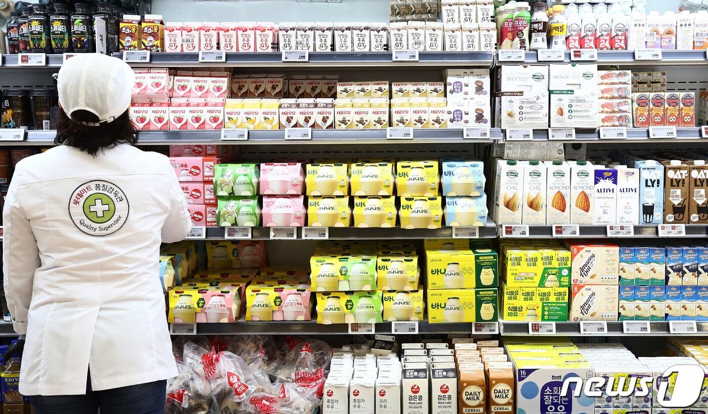 8일 서울의 한 대형마트에 우유가 진열돼있다. 농림축산식품부에 따르면 낙농진흥회는 오는 9일 소위원회를 열고 올해 원유 가격 협상을 시작한다. 최근 사료 가격 인상 등으로 낙농가 생산비가 오르면서 올해는 L당 69~104원 범위에서 가격 인상을 논의한다. 2023.6.8/뉴스1 ⓒ News1 김민지 기자