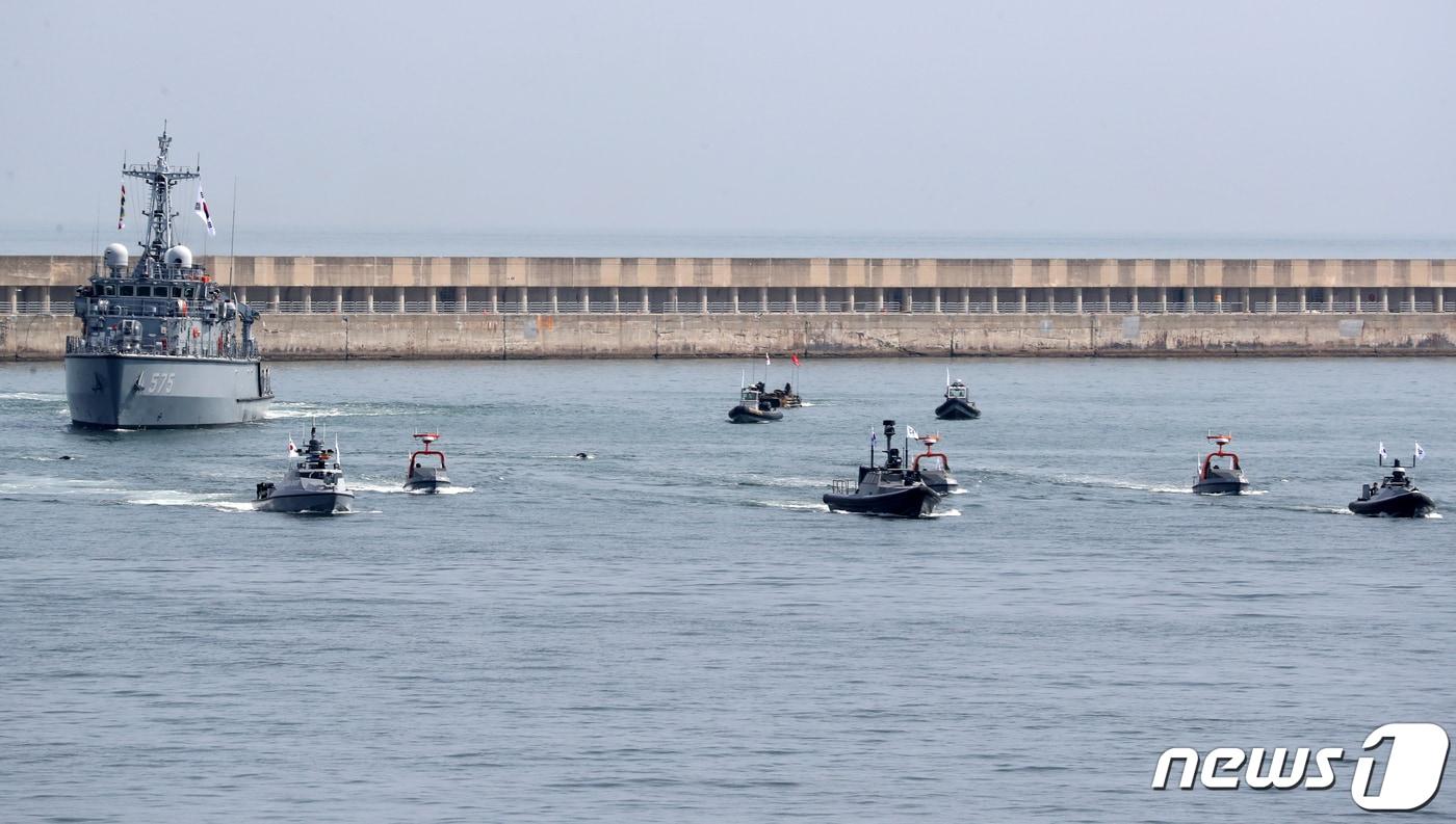 부산 해군작전사령부 부산작전기지에서 해양 유·무인 복합전투체계 &#39;네이비 씨 고스트&#39;&#40;Navy Sea GHOST&#41;를 적용한 상륙작전 시연이 진행되고 있다. 이 2023.6.8/뉴스1 ⓒ News1 윤일지 기자