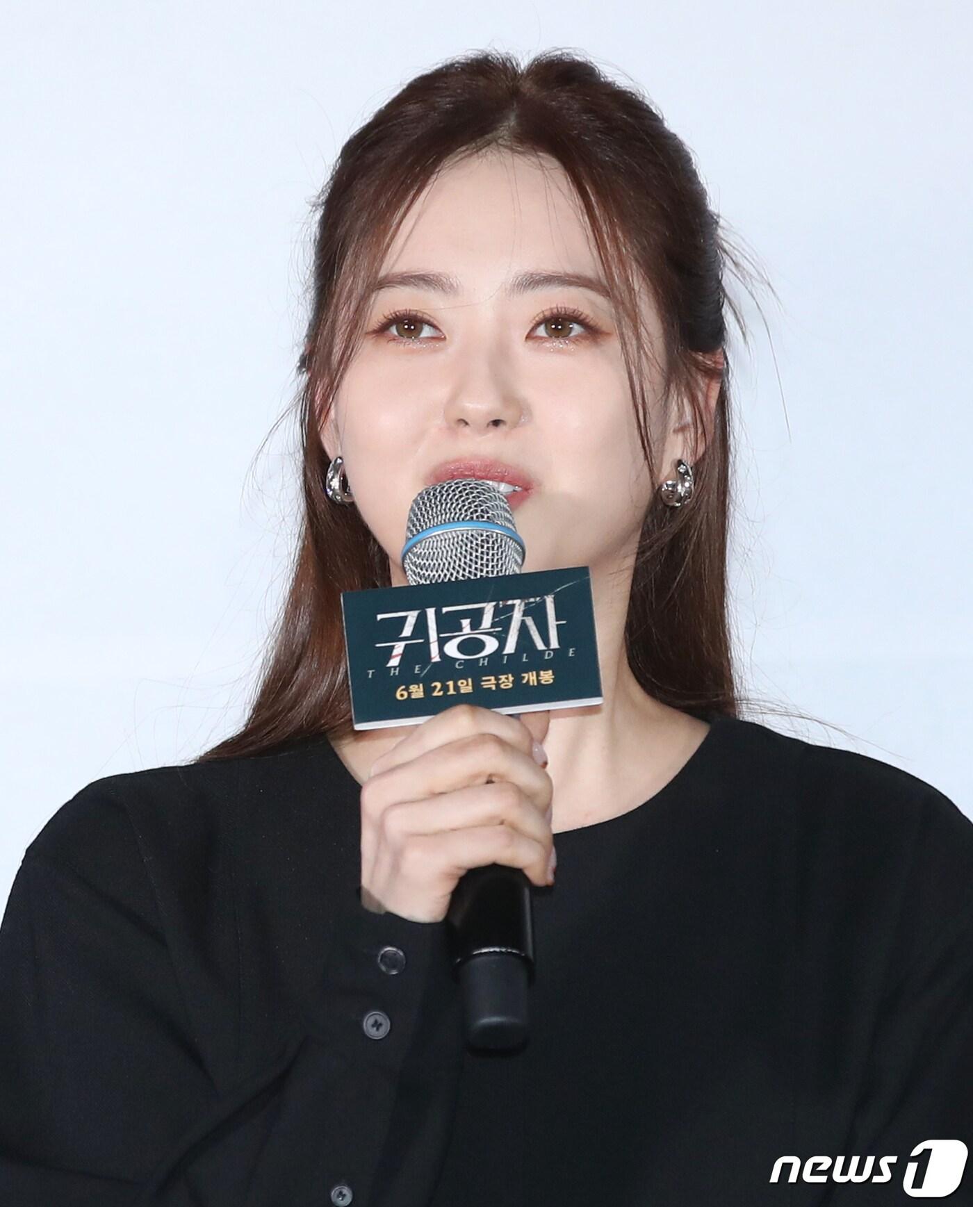 본문 이미지 - 배우 고아라가 8일 서울 강남구 메가박스 코엑스에서 열린 영화 '귀공자'(감독 박훈정) 언론시사회에서 극 중 카체이싱 연기에 대한 질문에 답하고 있다. '귀공자'는 필리핀 불법 경기장을 전전하는 복싱 선수 마르코 앞에 정체불명의 남자 귀공자를 비롯한 각기 다른 목적을 지닌 세력들이 나타나 광기의 추격을 펼치는 이야기다. 2023.6.8/뉴스1 ⓒ News1 권현진 기자