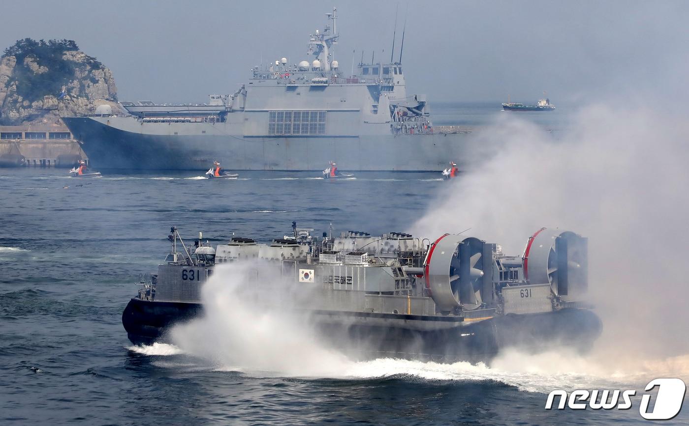 8일 오후 부산 남구 해군작전사령부 부산작전기지에서 해양 유·무인 복합전투체계 &#39;네이비 씨 고스트&#39;&#40;Navy Sea GHOST&#41;를 적용한 상륙작전 시연이 진행되고 있다. 이번 작전 시연에는 함정 6척과 항공기 3대, 한국형 상륙돌격장갑차&#40;KAAV&#41; 3대 등의 유인 전력과 함께 무인수상정&#40;USV&#41;·무인항공기&#40;UAV&#41; 등 무인 전력 약 30대가 동원됐다. 2023.6.8/뉴스1 ⓒ News1 윤일지 기자