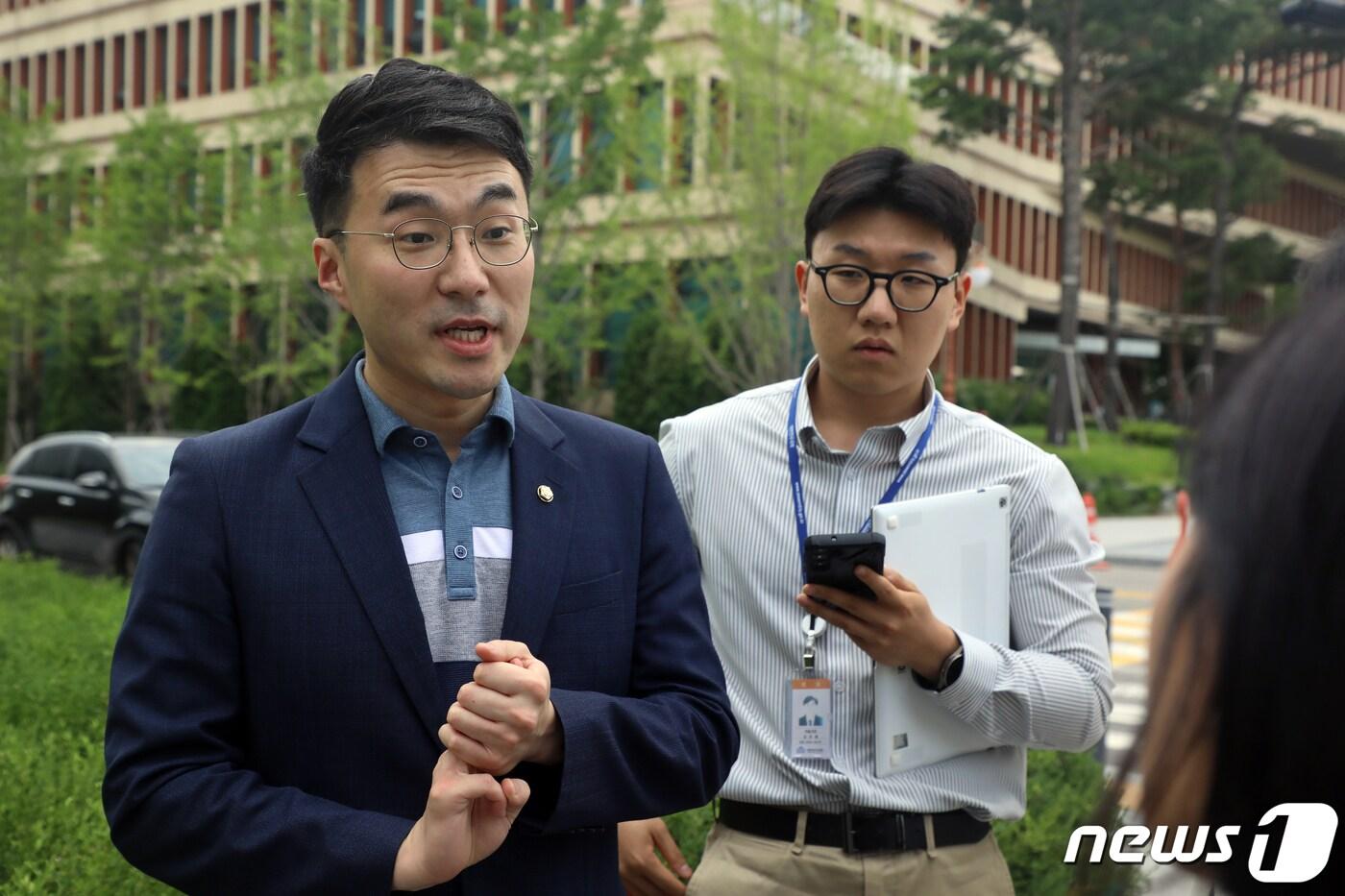 본문 이미지 - 거액 가상자산 보유의혹을 받고 있는 김남국 무소속 의원이 8일 오후 서울 여의도 국회의원회관 사무실로 발걸음을 옮기며 취재진 질문에 답하고 있다. 2023.6.8/뉴스1 ⓒ News1 황기선 기자