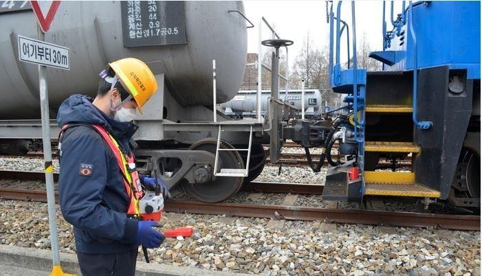 본문 이미지 - 무선차량정리시스템 활용 중인 수송원(한국철도공사 제공)