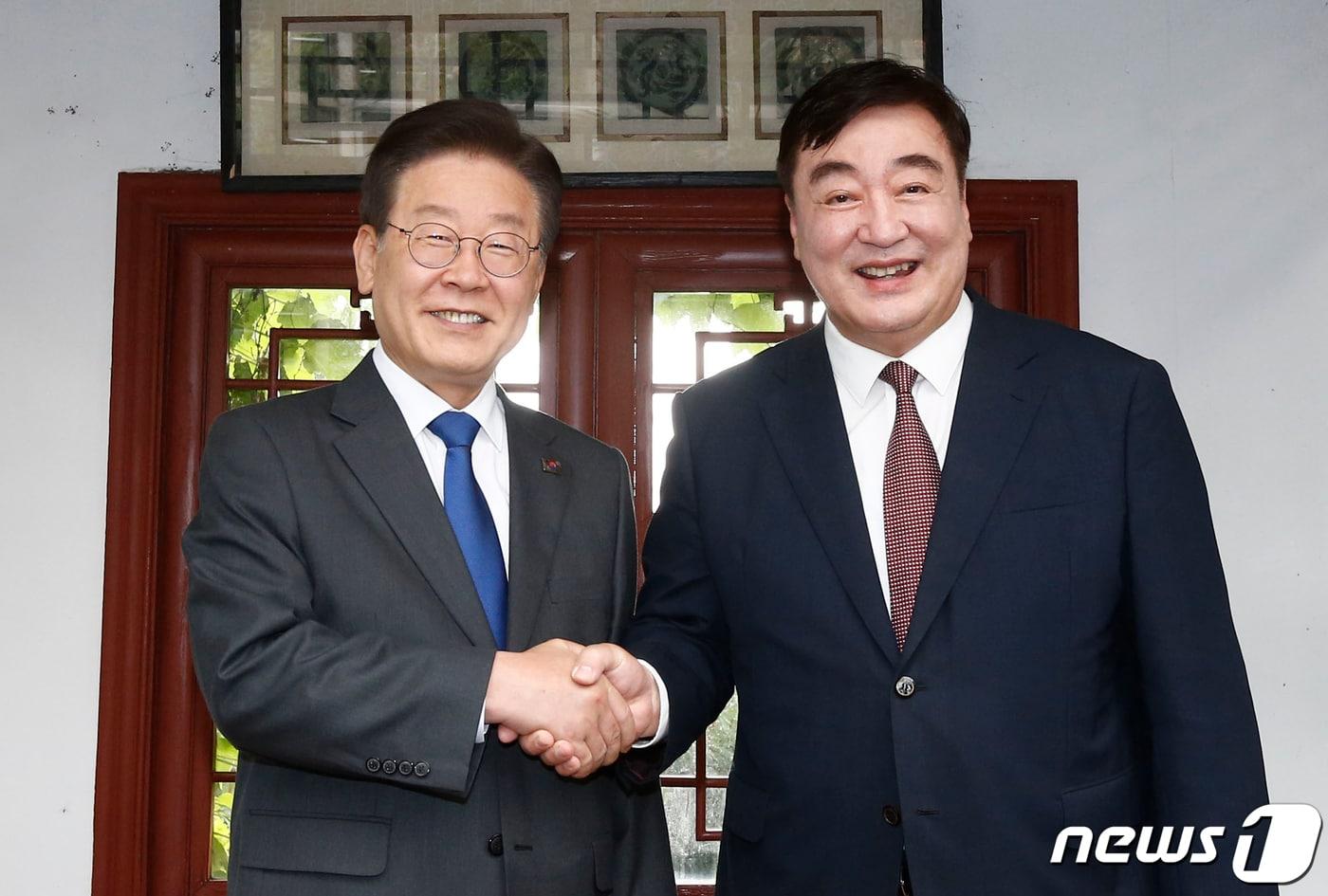 이재명 더불어민주당 대표가 8일 오후 서울 성북구 중국대사관저를 방문해 싱하이밍 주한중국대사와 악수를 하고 있다.2023.6.8/뉴스1 ⓒ News1 국회사진취재단