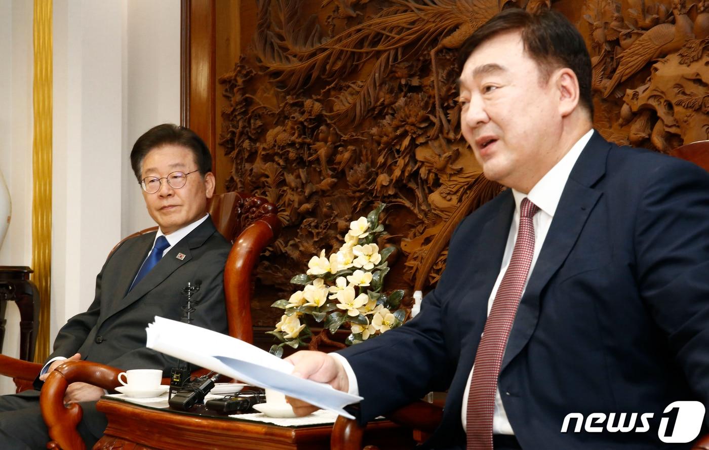 이재명 더불어민주당 대표가 지난 8일 오후 서울 성북구 중국대사관저를 방문해 싱하이밍 주한중국대사와 만찬 회동을 하고 있다. 2023.6.8/뉴스1 ⓒ News1 국회사진취재단