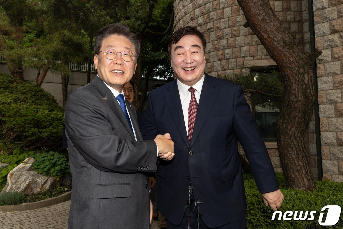 이재명 더불어민주당 대표가 지난 8일 오후 서울 성북구 중국대사관저를 방문해 싱하이밍 주한중국대사와 관저를 둘러보고 있다. 2023.6.8/뉴스1 ⓒ News1 국회사진취재단