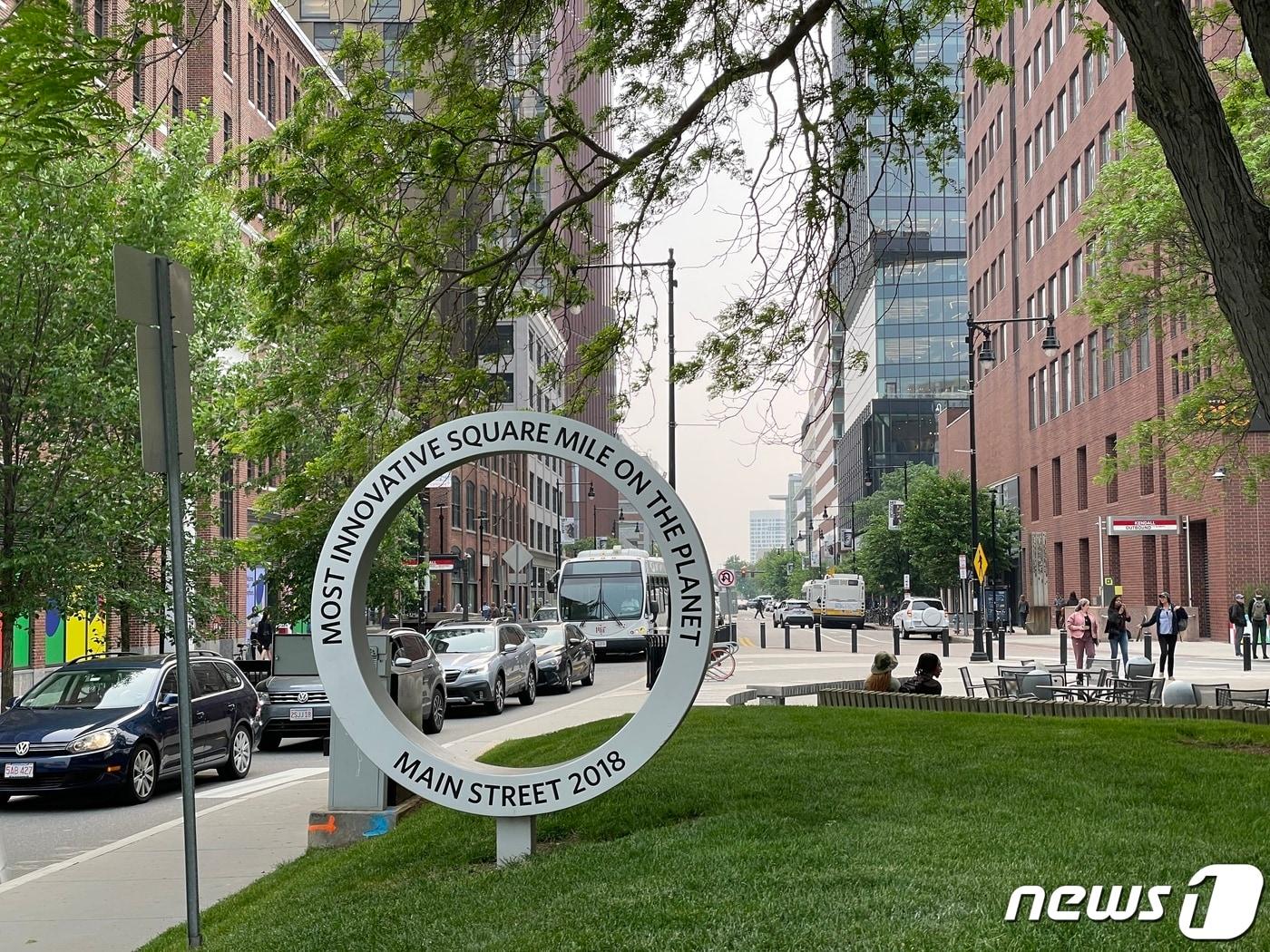 본문 이미지 - 세계 스타트업과 벤처 창업의 요람으로 꼽히는 미국 보스턴 캔들스퀘어 앞 조형물. /뉴스1