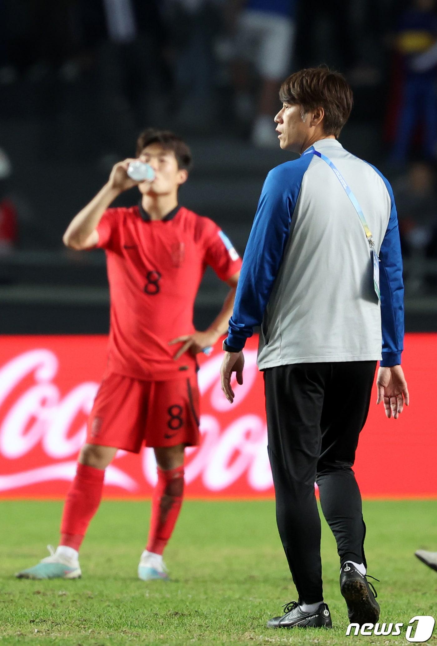 본문 이미지 - 8일(현지시간) 아르헨티나 라플라타 라플라 스타디움에서 열린 'FIFA U-20 월드컵 아르헨티나 2023' 준결승전 한국과 이탈리아의 경기에서 1대2로 패배한뒤 김은중 대표팀 감독이 주장 이승원에게로 향하고 있다. 2023.6.9/뉴스1 ⓒ News1 이승배 기자
