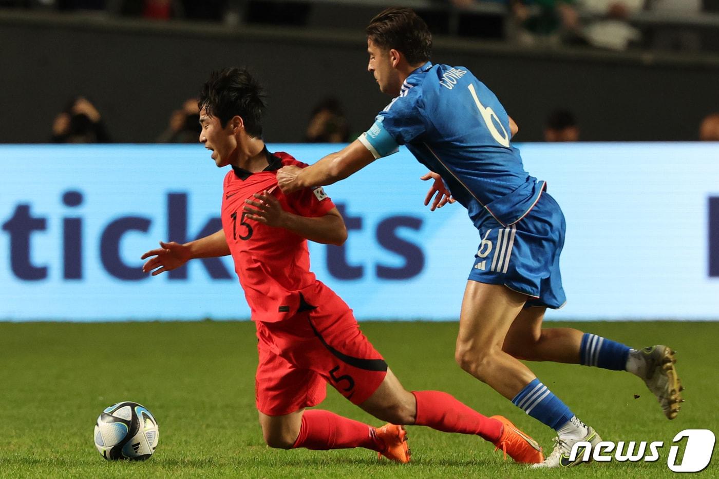 8일(현지시간) 아르헨티나 라플라타 라플라 스타디움에서 열린 'FIFA U-20 월드컵 아르헨티나 2023' 준결승전 한국과 이탈리아의 경기에서 조영광이 드리블 도중 상대 거친 수비에 넘어지고 있다. 2023.6.9/뉴스1 ⓒ News1 이승배 기자
