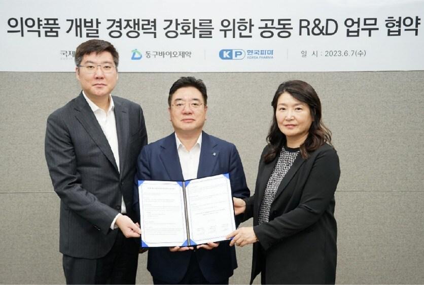 본문 이미지 - (왼쪽부터) 남태훈 국제약품 대표이사, 조용준 동구바이오제약 대표이사, 박은희 한국파마 대표이사(동구바이오제약 제공) 