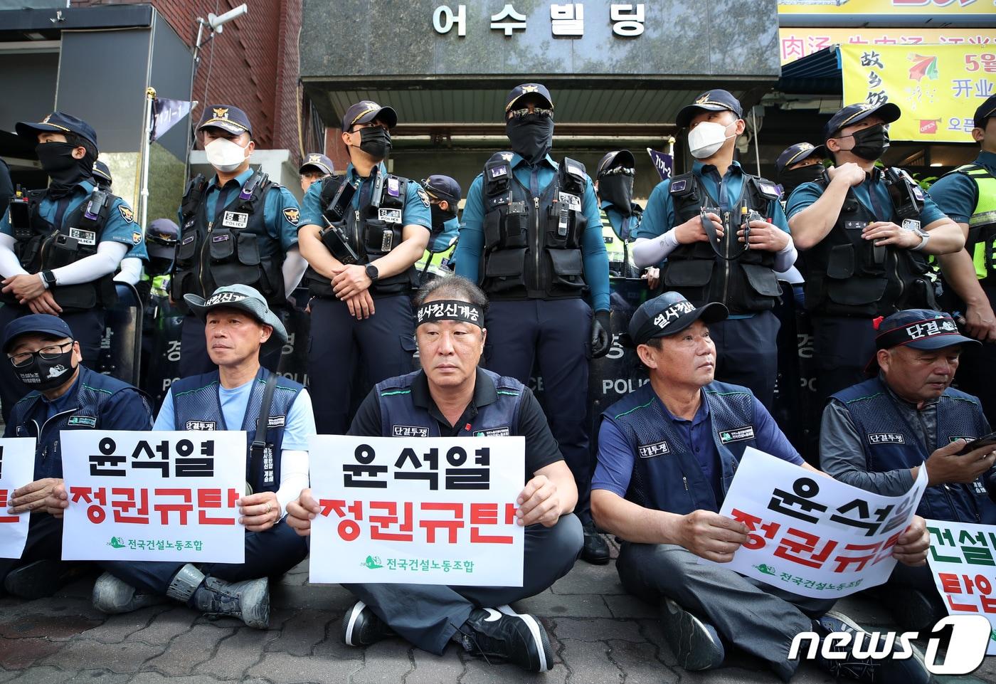 경찰이 압수수색을 하고 있는 건설노조 사무실 앞에서 9일 조합원들이 윤석열 정권을 규탄하고 있다.  2023.6.9/뉴스1 ⓒ News1 구윤성 기자