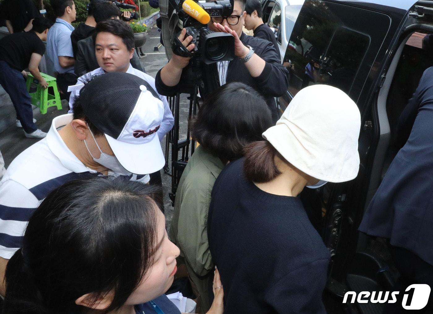 본문 이미지 - 동탄신도시 전세사기 사건 관련 임대인과 공인중개사들이 지난해 6월 9일 오전 경기 수원시 영통구 수원남부경찰서 유치장에서 나와 검찰로 송치되고 있다. 2023.6.9/뉴스1 ⓒ News1 김영운 기자