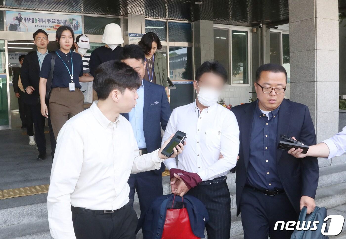 본문 이미지 - 동탄신도시 전세사기 사건 관련 임대인과 공인중개사들이 6월9일 오전 경기 수원시 영통구 수원남부경찰서 유치장에서 나와 검찰로 송치되고 있다.  2023.6.9/뉴스1 ⓒ News1 김영운 기자