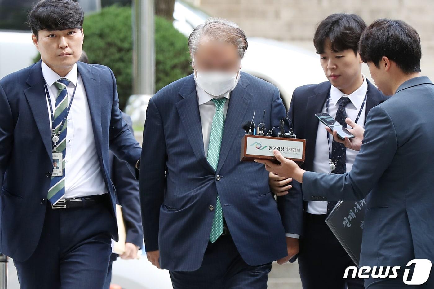 &#39;백현동 개발 특혜 의혹&#39; 사건의 핵심 인물 중 한 명인 정바울 아시아디벨로퍼 대표가 9일 오전 서울 서초구 서울중앙지방법원에서 열린 영장실질심사에 출석하고 있다. 정 대표는 2013년 7월부터 올해 3월까지 공사비와 용역 대금을 부풀리는 방식으로 성남 R&D PFV 및 본인이 실사주로 있는 3개 회사의 법인 자금 480억원 상당을 횡령·배임한 혐의를 받는다. 2023.6.9/뉴스1 ⓒ News1 민경석 기자