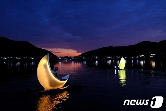 본문 이미지 -  9일 충북 충주시가 다이브 페스티벌 관람객 편의 제공을 위해 무료 셔틀버스를 운행한다고 밝혔다. 사진은 지난해 호수축제 달보트.(충주시 제공)2023.6.9/뉴스1