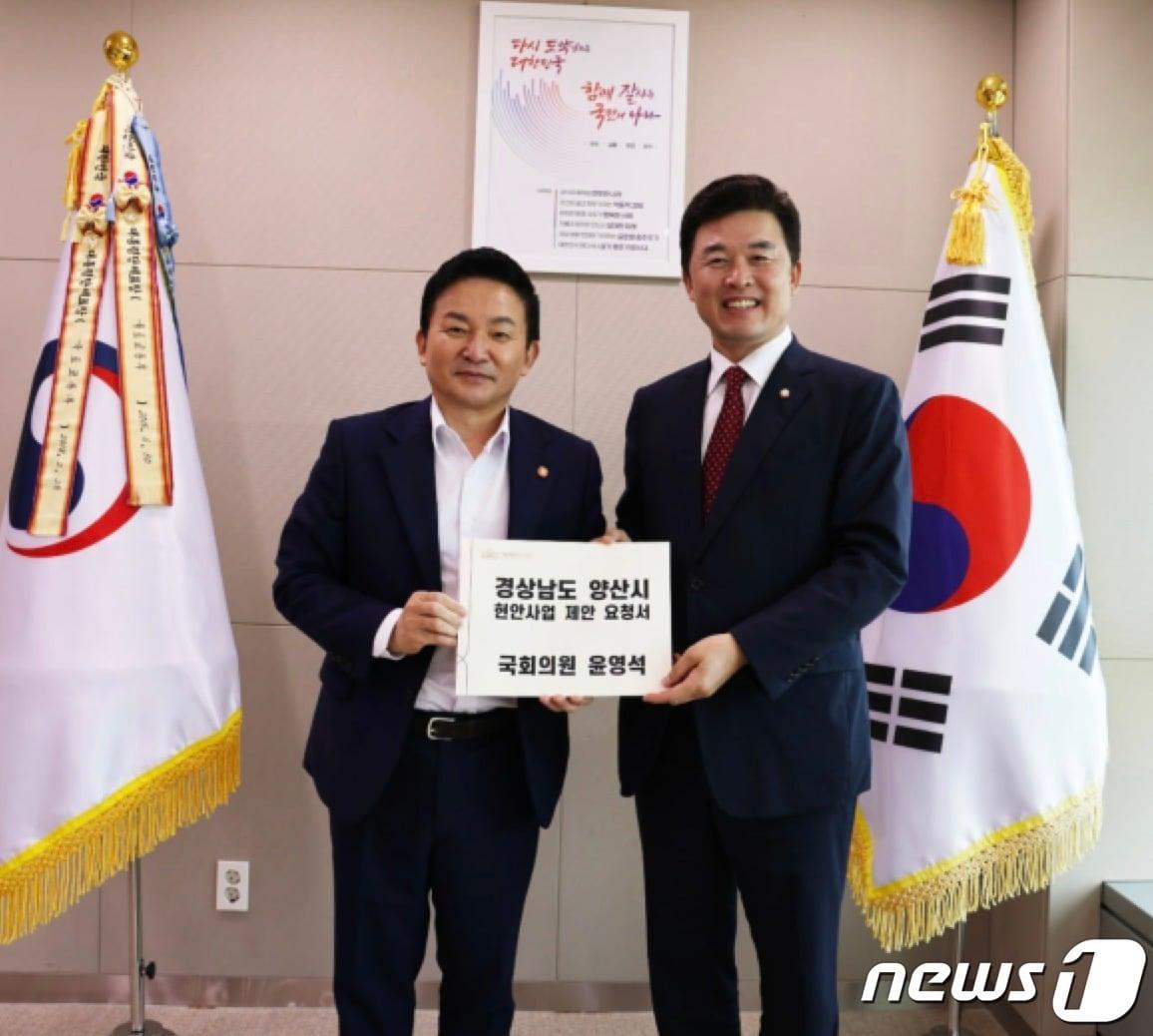 본문 이미지 - 국민의힘 윤영석(양산갑) 의원과 원희룡 국토교통부 장관(왼쪽).  (윤영석 의원실 제공)