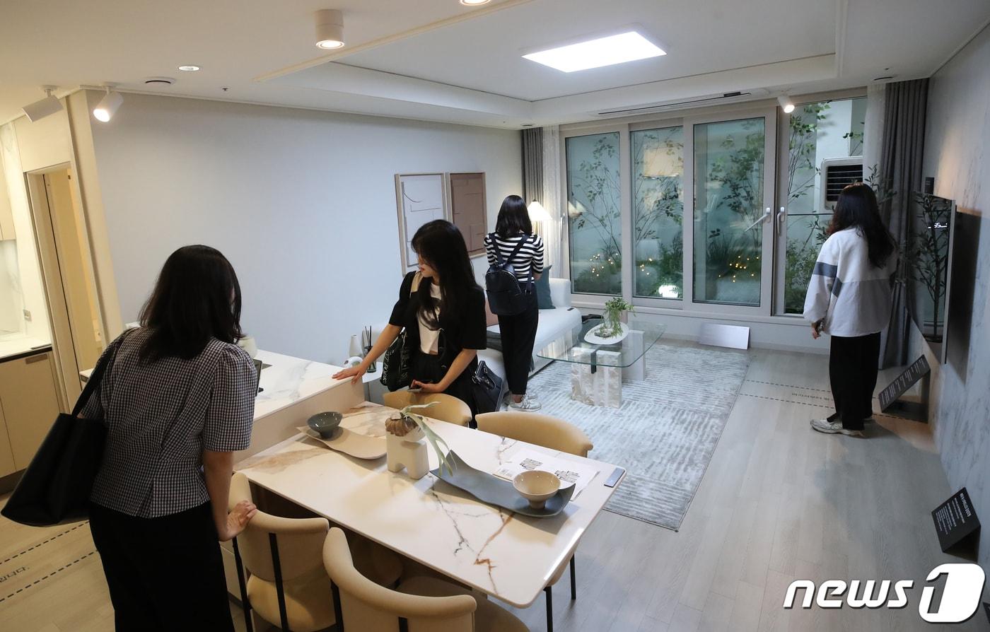 서울 한 아파트 견본주택을 둘러보는 시민들 모습. (사진은 기사와 관계 없음) 2023.6.9/뉴스1 ⓒ News1 권현진 기자