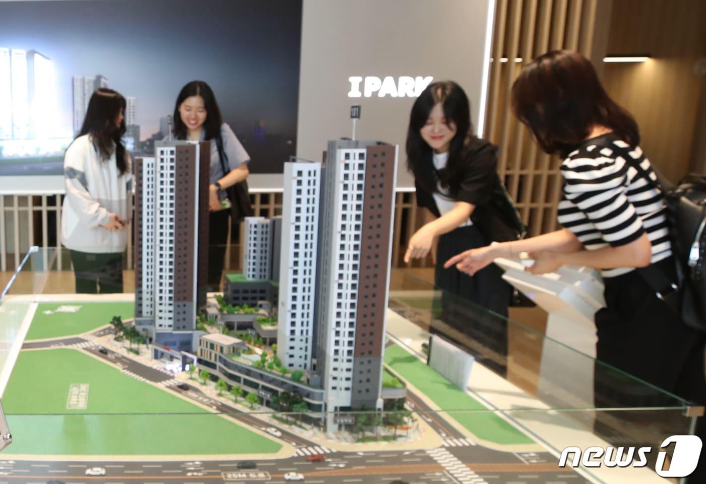 서울 강남구 대치동 아이파크 갤러리에서 시민들이 견본 주택을 살펴보고 있다. 2023.6.9/뉴스1 ⓒ News1 권현진 기자