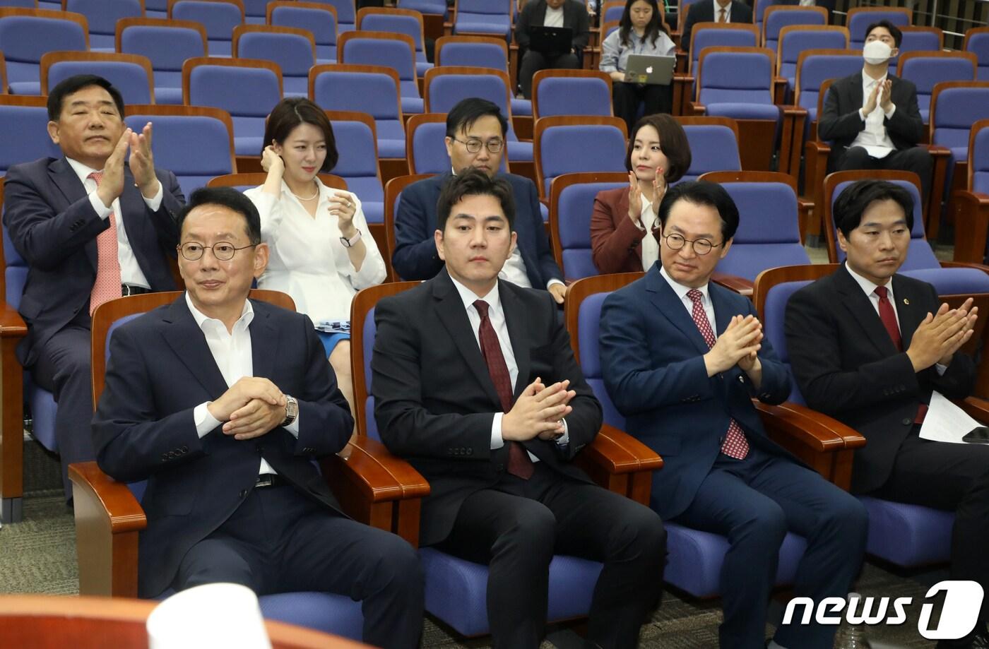 김도읍 국민의힘 최고위원 보궐선거관리위원장이 9일 오전 서울 여의도 국회에서 열린 제7차 전국위원회에서 후보자들과 박수를 치고 있다. 앞줄 왼쪽부터 김 위원장, 김가람, 천강정, 이종배 후보. 2023.6.9/뉴스1 ⓒ News1 황기선 기자