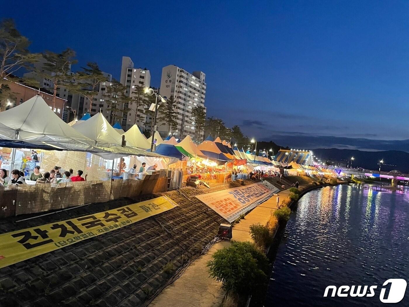 본문 이미지 - 지난해 강릉단오제 먹거리장터.(뉴스1 DB) 2023.6.9/뉴스1