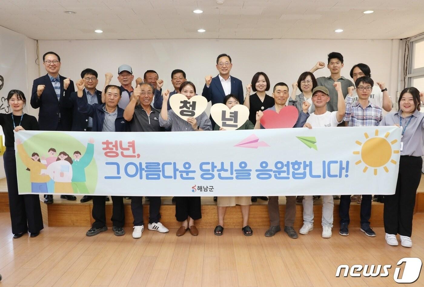 본문 이미지 - 명현관 해남군수는 지난 8일 황산면 옥동마을을 방문해 청년마을 '눙눙길'을 만들어나가는 청년들과 직접 소통하는 시간을 가졌다. (해남군 제공)/뉴스1 