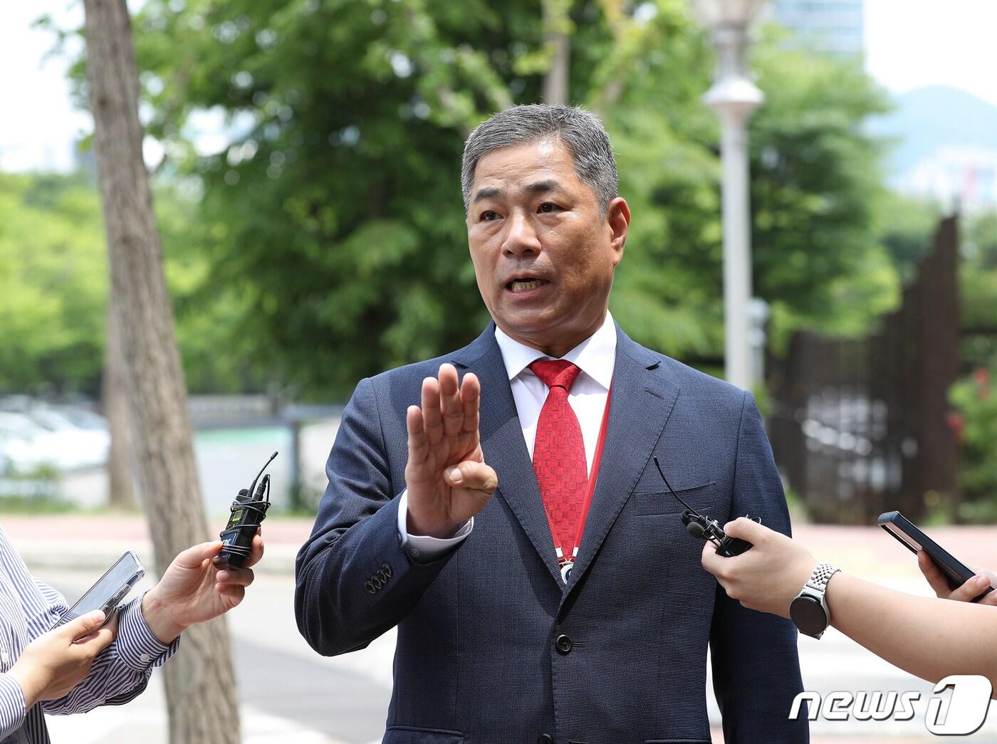 본문 이미지 - 민병삼 전 육군 대령이 9일 공수처에 참고인 신분으로 출석하며 취재진의 질의에 답하고 있다. 2023.6.9/뉴스1 ⓒ News1 신웅수 기자